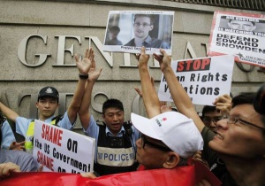 Protesti v podporo Edwardu Snowdnu pred ameriškim konzulatom v Hongkongu, 13. junija 2013. Vir: Yahoo News.
